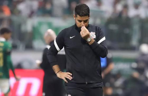 O treinador português não resistiu ao péssimo início de Campeonato Brasileiro e foi demitido do clube nesta terça-feira (02).