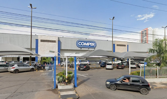 Um segurança do supermercado Comper, que não teve a identidade divulgada, foi esfaqueado por dois ladrões.