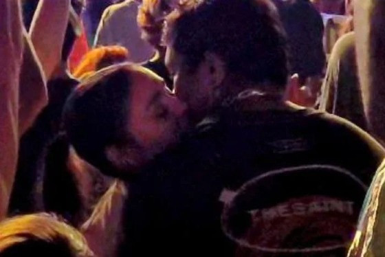 Os artistas, que estão no ar em Renascer, trocaram beijos para quem quisesse ver no evento e foram registrados por fotógrafos. 
