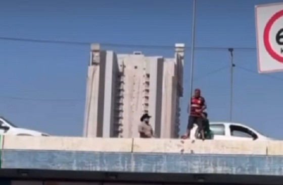 O trânsito na região ficou brevemente congestionado. 