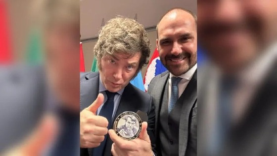 De passagem pelo Brasil, o presidente da Argentina, Javier Milei, recebeu do ex-presidente Jair Bolsonaro (PL) a famosa medalha “3 is”