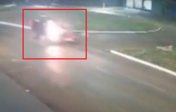 O vídeo mostra o momento em que a motocicleta está atravessando a avenida, quando é atingida na lateral pela caminhonete. 