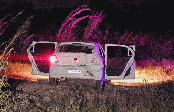 Dentro do carro foram apreendidos duas armas de fogo 