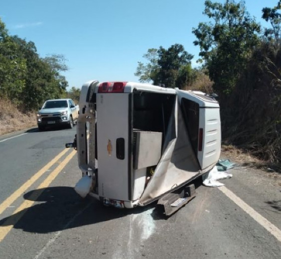 Dentro do carro ainda tinha cinco passageiros, que tiveram ferimentos leves.