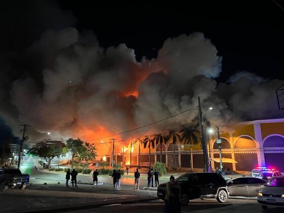 Incêndio destruiu lojas e produtos na madrugada.