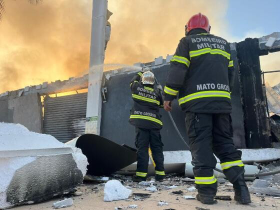 O incêndio atingiu o prédio do Shopping Popular às 2h. As mais das 600 lojas foram destruídas.