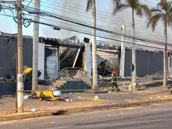 O exame técnico pericial do local será realizado após o encerramento total dos trabalhos dos bombeiros.