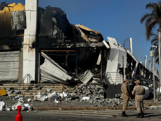 Incêndio começou nas primeiras horas da madrugada de segunda-feira (15) e destruiu prédio do Shopping Popular.