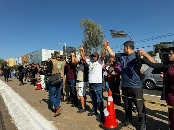 Lojistas se reuniram em frente ao que restou do prédio onde trabalhavam.