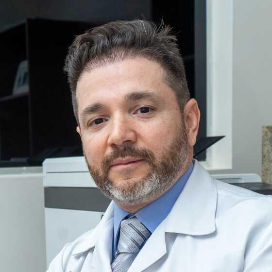 Dr. Adriano Pinho é médico ortopedista, traumatologista, cirurgião de mão, mestre em Ciências Aplicadas à Atenção Hospitalar, presidente da SBOT-MT e vice-presidente do CRM-MT.