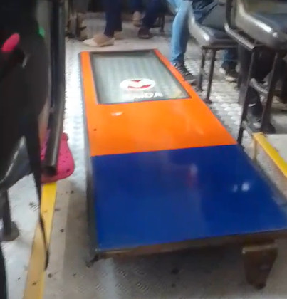 A porta foi colocada dentro do ônibus pelo próprio motorista 