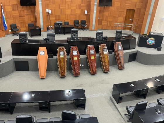 Para “decorar” o Plenário da Casa de Leis, ele mandou colocar seus caixões, representando pescadores que teriam morrido após a Lei da Pesca ter sido sancionada pelo Estado.