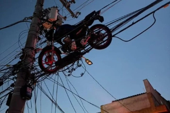 Uma moto foi arremessada e ficou presa na fiação ao ser atingida por um balão que depois caiu em Aricanduva, na zona leste de São Paulo,