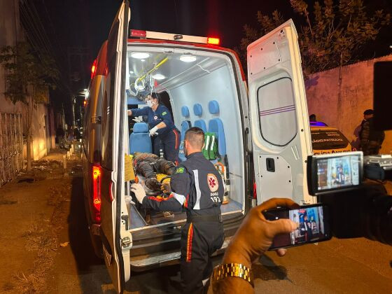O criminoso baleado está internado em estado grave no HMC