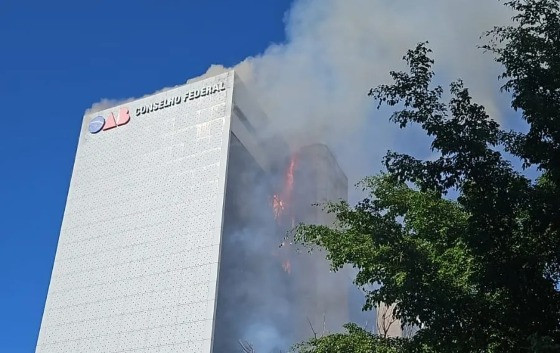 Incêndio atingiu o edifício-sede do Conselho Federal da Ordem dos Advogados do Brasil, em Brasília, na manhã deste sábado  