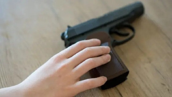 Arma foi encontrada em mochila de aluna de 8 anos.