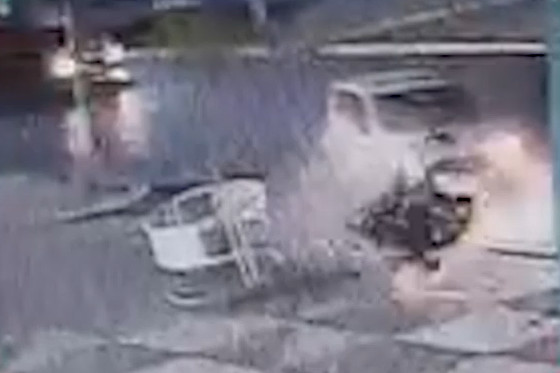 Homem foi arremessado para a calçada.