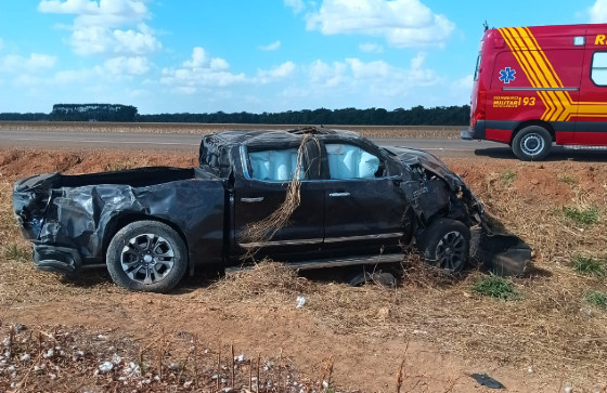 Carro ficou completamente destruído 