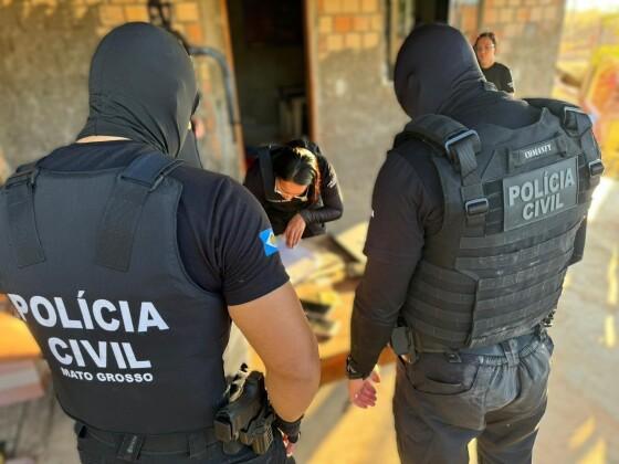 Policiais civis durante deflagração da operação.