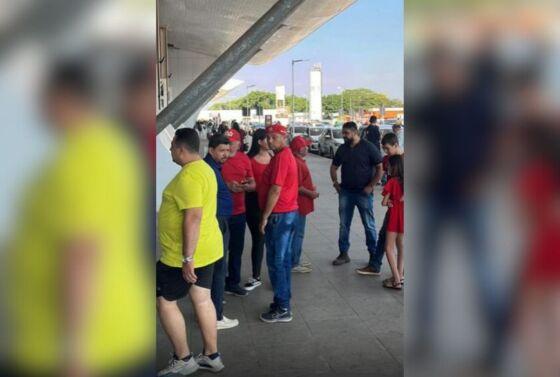 Imagens mostram pouca gente à espera de Lula.