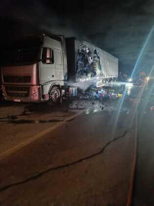 Carreta que pegou fogo e teve parte da carga perdida.