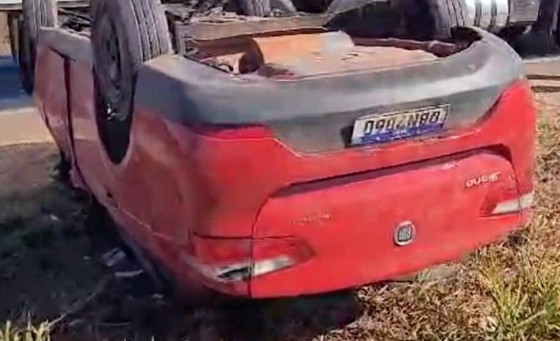 Carro ficou às margens da rodovia com as rodas para cima.