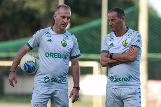 Técnico Petit e Auxiliar Nuno no treino em Salvador