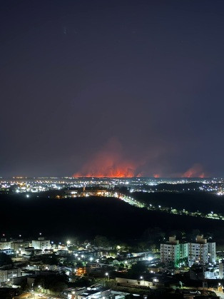 A imagem do fogo distante viralizou e surpreendeu internautas.