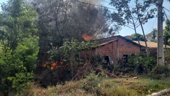 Casa de idosos foi quase toda destruída pelo fogo 