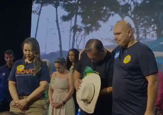 A homenagem foi solicitada no palco por Abilio durante a convenção.