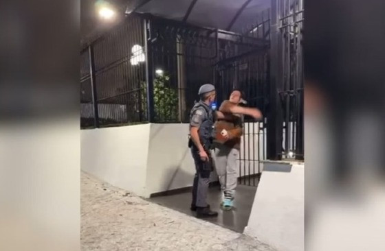 Mulher dá tapa em rosto de policial após cometer injúria racial em mercado