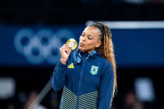 Rebeca Andrade no pódio com a medalha de ouro 