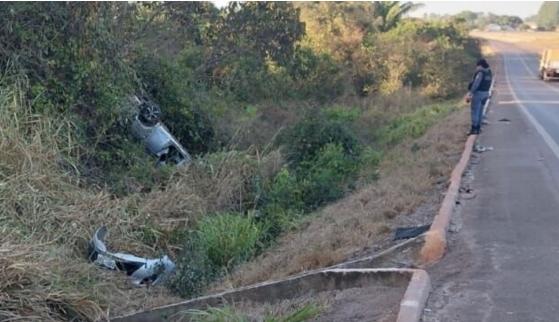 O carro foi encontrado virado às margens da rodovia 