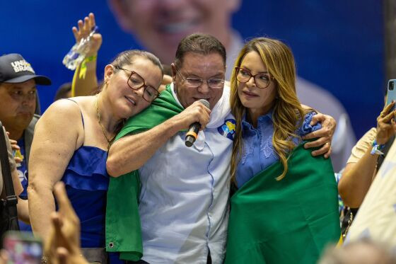 Eduardo Botelho ao lado da esposa, Sônia Botelho, e de Virginia Mendes