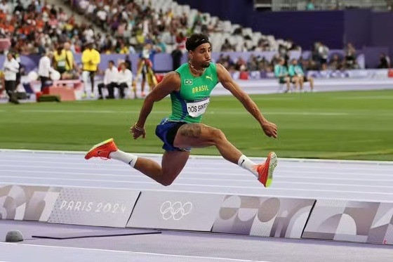 Almir Jr competindo nas semifinais do salto triplo dos Jogos Olímpicos de Paris 2024.