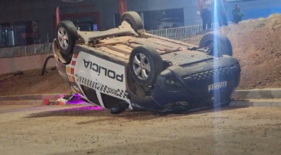 Após capotar, o carro ficou com as rodas para cima 