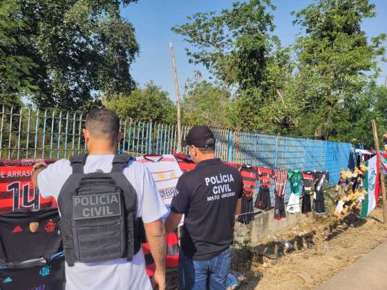 Vendedores expunham produtos na Avenida Érico Preza, no bairro Jardim Itália, em Cuiabá