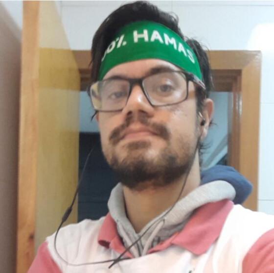 Candidato do PCO exibe bandana em apoio aos terroristas do Hamas.