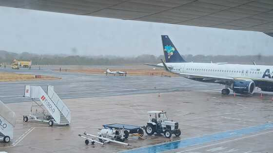 Aeronave precisou ser empurrada por funcionários do aeroporto.