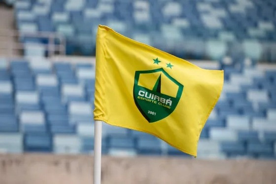 Bandeira de escanteio da Arena Pantanal com o escudo do Cuiabá