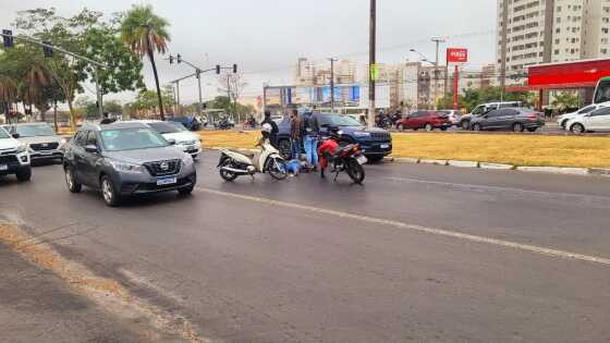 O principal motivo dos acidentes é a pista escorregadia devido à garoa em Cuiabá.