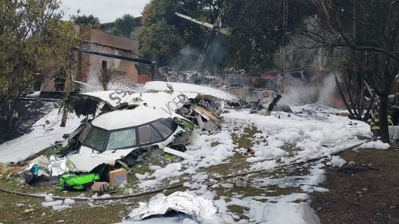 Avião que caiu em Vinhedo, SP, ficou destruíd