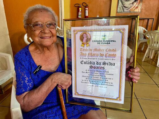 Dona Eulália recebeu honraria da Câmara de Cuiabá em agosto.