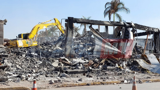 O Shopping Popular foi tomado pelas chamas no dia 15 de julho. Devido ao incêndio, pouco sobrou da estrutura local como alguns ferros retorcidos e pilastras pela metade.