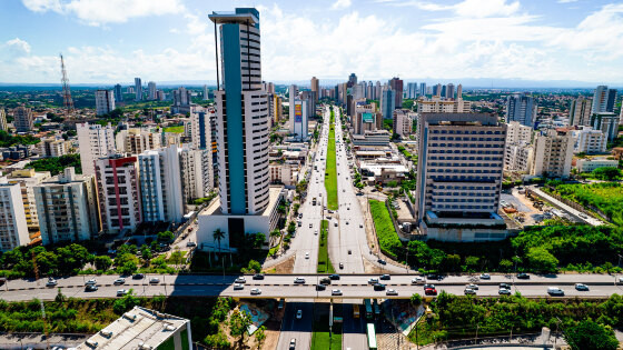 Vista aérea das avenidas Miguel Sutil e Historiador Rubens de Mendonça