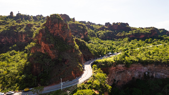 Trecho do Portão do Inferno que passará por obra de retaludamento no morro acima da rodovia. 