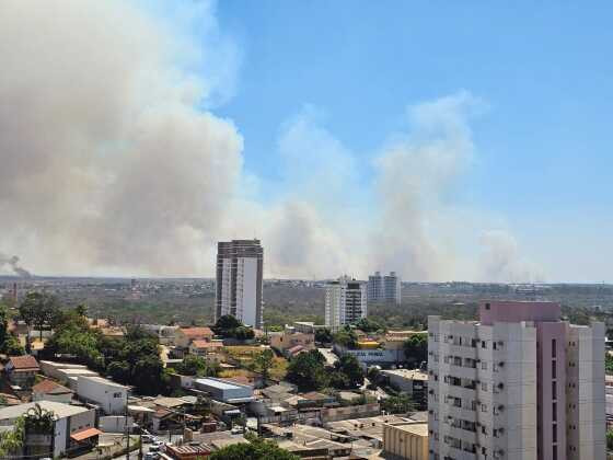 Nuvem de fumaça provocada pelo incêndio.