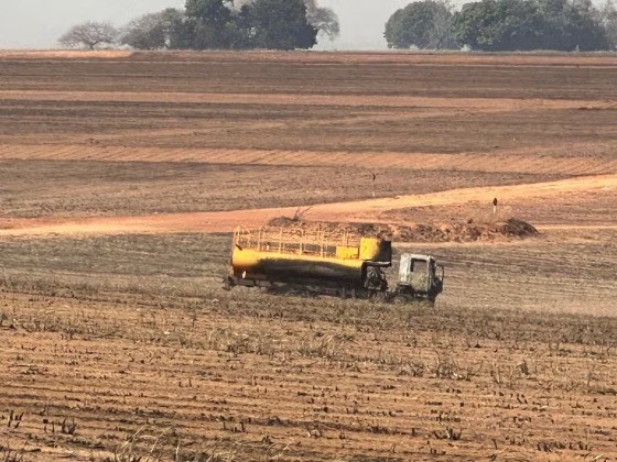 O fogo atingiu uma área de lavoura pertencente à Usina Sonora, na zona rural de Itiquira, no interior de Mato Grosso.