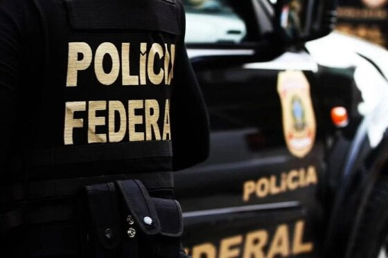 Conforme apurado pela repórtagem , a Polícia Federal cumpre um mandado no bairro Jardim Itália.