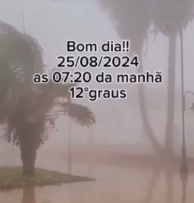 Os amantes do frio curtem o domingo (25) com neblina, garoa e a temperatura mínima de 12 graus.